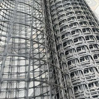 Hàng loại 1: cao  1m8 dài 10m 20m 30m. Lưới nhựa dẻo ô lưới 3x4cm. Chuyên dùng làm hàng rào chăn nuôi gà vịt