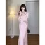 Váy hai mảnh thiết kế đuôi cá màu hồng chấm bi với nơ ren và chất liệu acetate satin phù hợp cho nữ.