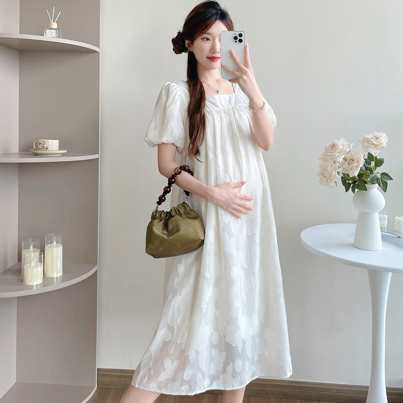 Trang phục bà bầu mùa hè: Váy ren dài nhẹ nhàng