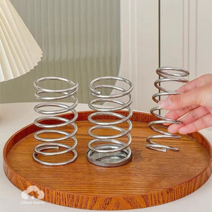 Giá đựng đồ bằng sắt để bàn, có lỗ thoát nước và khoét rỗng, dùng để đựng cọ trang điểm.
