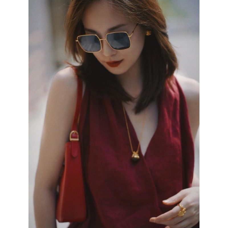 Áovest cổ chữ V màu đỏ phối cùng áo sơ mi không tay màu trơn - Phù hợp cho mùa hè với phong cách nữ tính và độc đáo