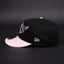 Mũ New Era 9Fifty màu đen/hồng, thiết kế New York Yankees với patch World Series 1999 - Không kèm phụ kiện