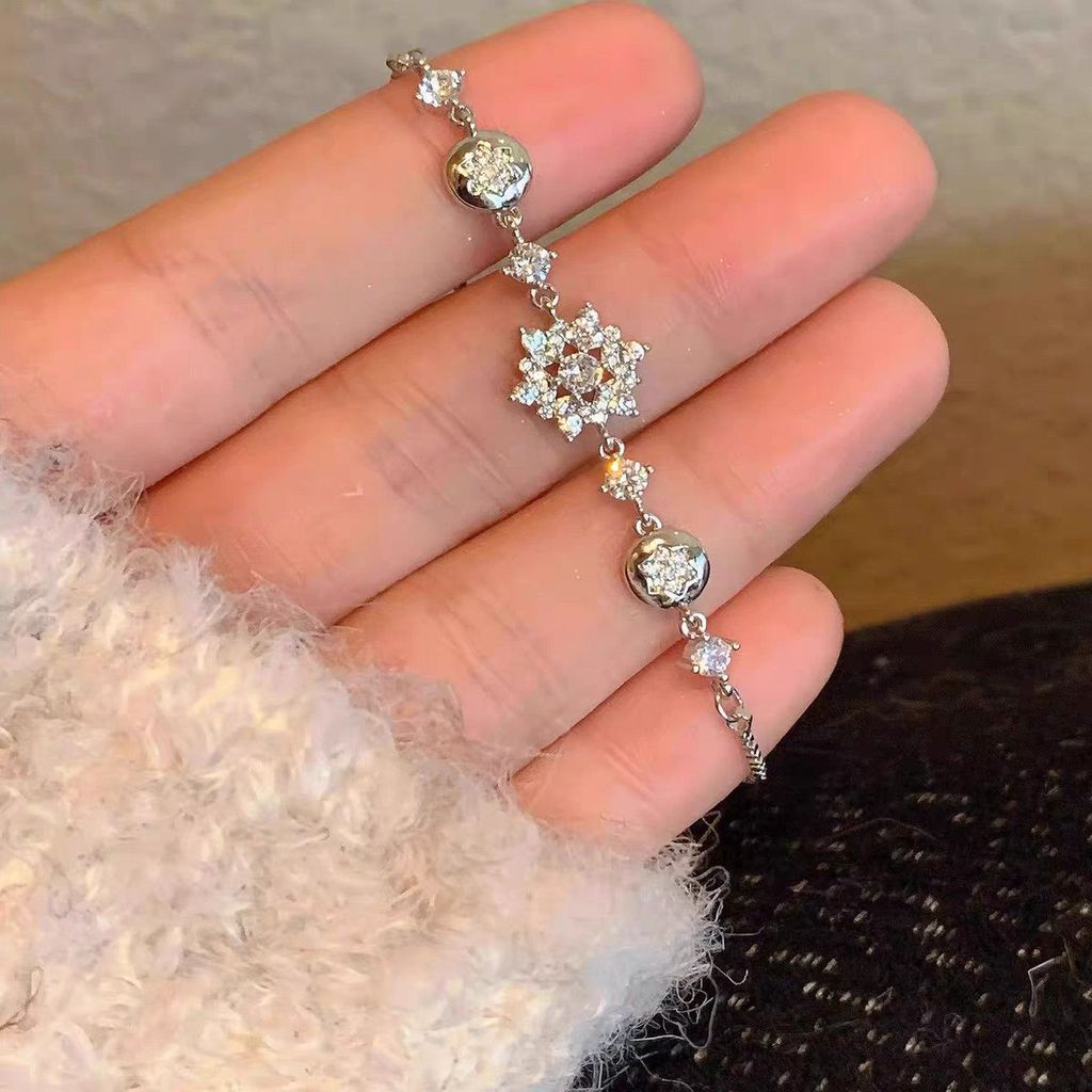 Vòng tay nữ thời trang với bông tuyết zirconia tinh tế, phù hợp nhiều dịp