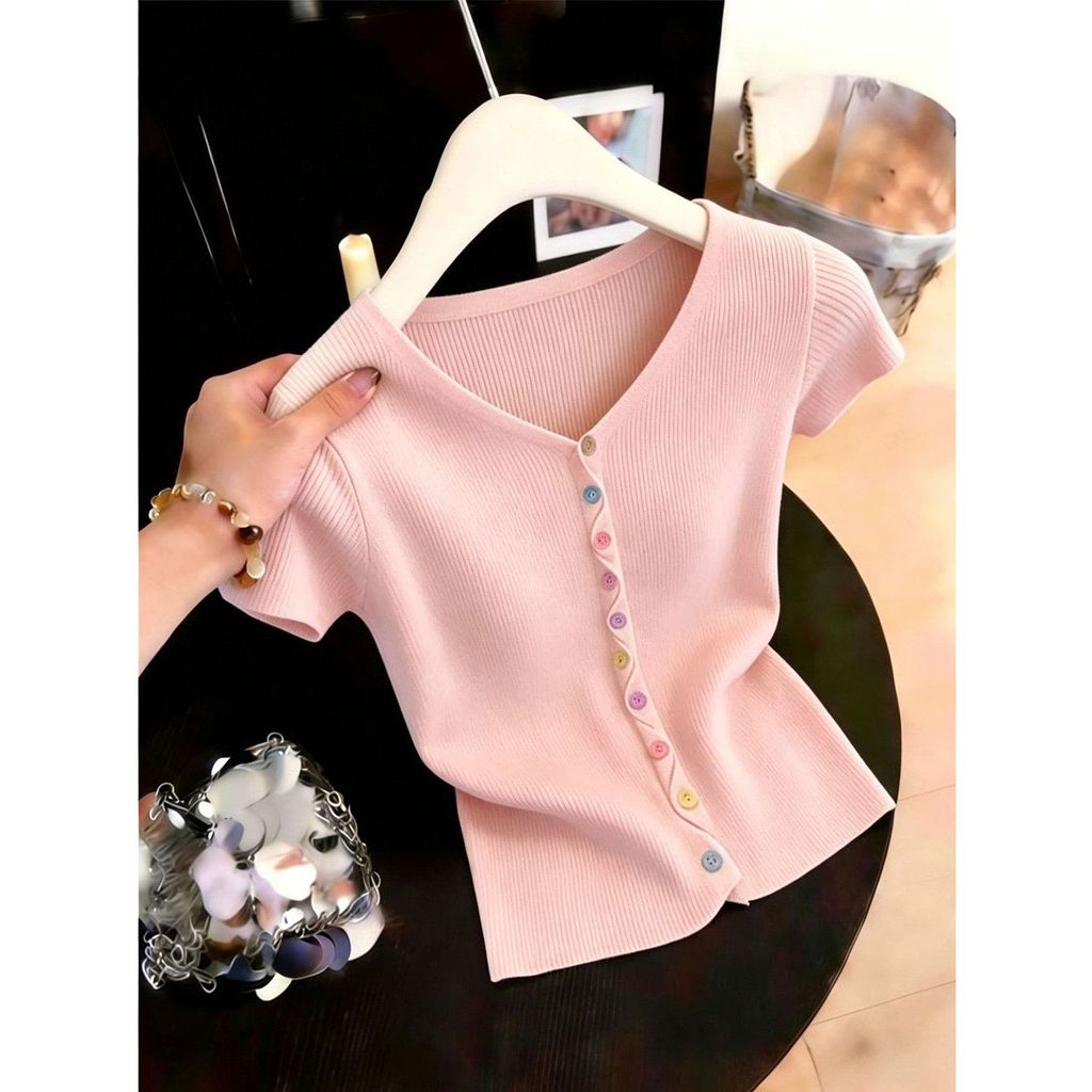 Mùa hè 2026 Áo thun dệt kim cổ chữ V phong cách Hàn Quốc, nút nhiều màu sắc, dáng slim-fit