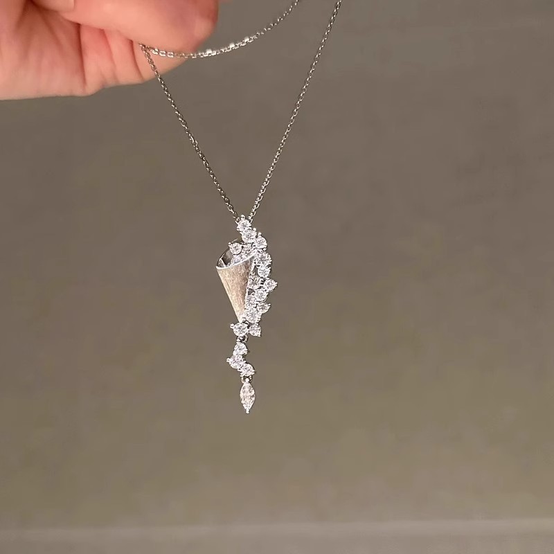 Vòng cổ nữ thời trang với đá zircon hình học màu bạc, phù hợp cho nhiều dịp