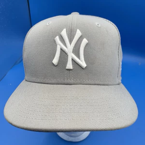 Mũ nón 59Fifty Er2a New York Yankees phong cách đường phố, màu xám thêu nhiều màu, phù hợp cho cả nam và nữ.