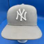 Mũ nón 59Fifty Er2a New York Yankees phong cách đường phố, màu xám thêu nhiều màu, phù hợp cho cả nam và nữ.