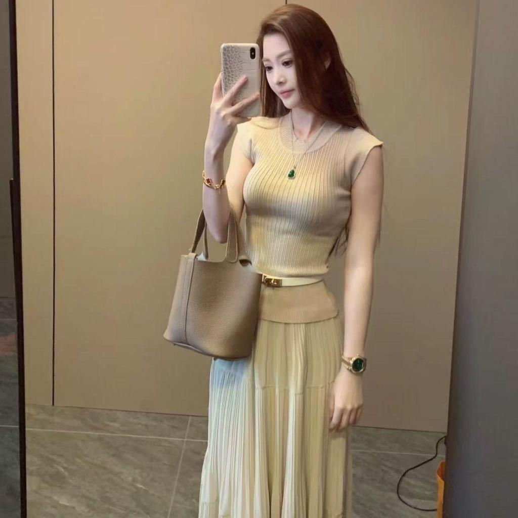 [Mặc nhỏ dễ thương] Tính khí mỏng hơn trông eo cao xếp ly xã hội Bộ đồ nữ cổ tròn dệt kim Top Váy thời trang phù hợp cho nữ
