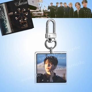 Móc khóa K-pop  mới – Chuyến du lịch thế giới 2026, album ARIRANG SWIM; các thành viên: Jungkook, Kim T
