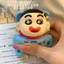 Bán Crayon Shin-Chan Giá Đỡ Móc Khóa Schoolbag Mặt Dây Chuyền Để Bàn Trang Trí Quà Tặng Sáng Tạo Trang Sức Dễ Thương Phim Truyền Hình Tiện Dụng Dụng Cụ Quà Tặng