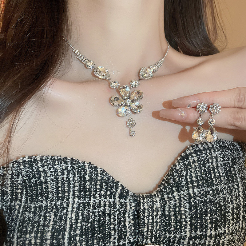 Bộ trang sức đính đá hình giọt nước mạ bạc, sang trọng - perfect cho cô dâu