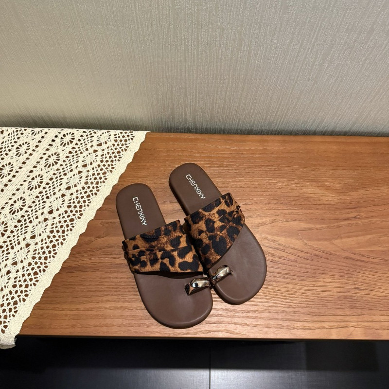 Atikota Dép xỏ ngón nữ, quai nhún, chi tiết kim loại, thoải mái, kiểu dáng thường ngày, thích hợp cho mùa hè.