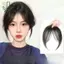 Topper tóc giữa với fringe giả, dễ gắn và tháo rời, phù hợp phụ nữ muốn thêm vẻ tự nhiên cho mái tóc của mình.