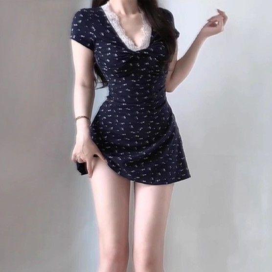 Váy ngắn ôm màu đen với ren hoa, phong cách Pháp