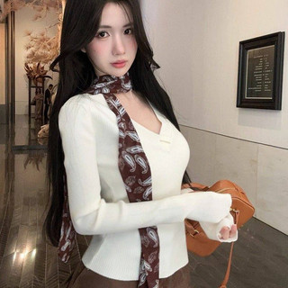 Áo len nữ cổ chữ V thanh lịch, sang trọng với dây buộc dài, kiểu dáng thời trang.