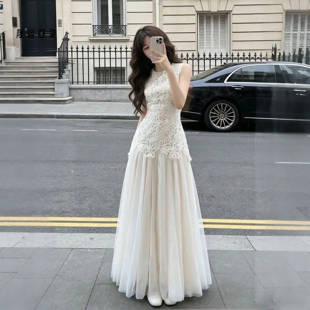 Váy Vest ren trắng nữ VN, phong cách mới mùa hè 2026, váy không tay, được trang bị phụ kiện, váy dài thanh lịch, vừa vặn eo, làm nổi bật cơ thể.