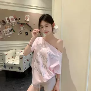 Áo thun ngắn tay đeo vai nữ ngắn tay màu hồng Hot Girl của Mỹ Mùa hè 2026 Thiết kế phong cách mới Niche Loose Strapless Top