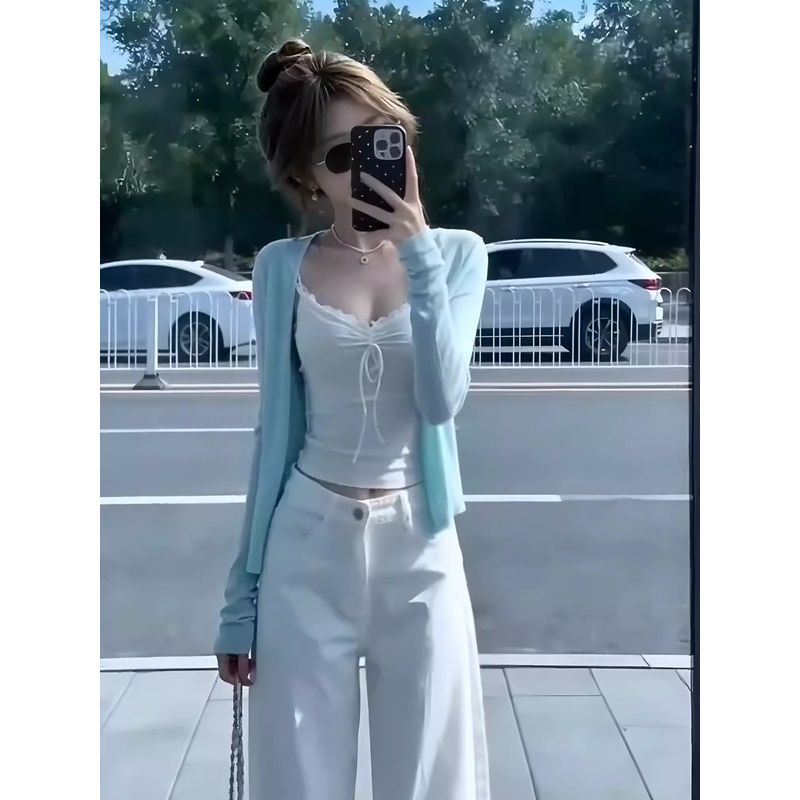 Phong cách nhẹ nhàng xuân hè - Bộ đồ hai mảnh với áo cardigan và camisole trắng