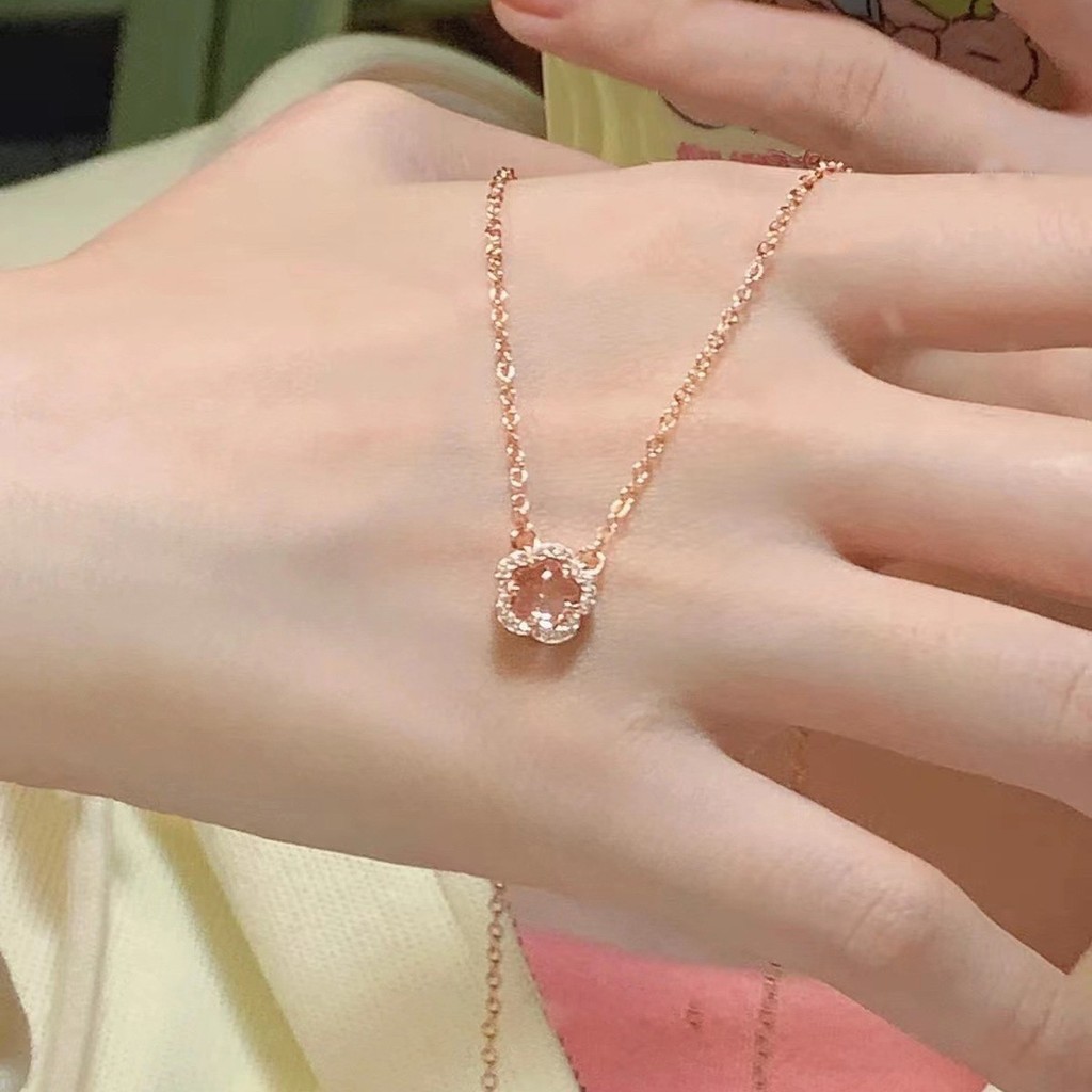 Bộ vòng cổ nữ cá tính với họa tiết hoa anh đào lãng mạn và chi tiết đính kim cương vàng hồng