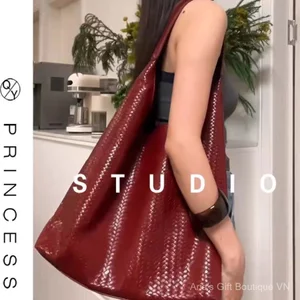 Túi dệt màu đỏ siêu nóng dành cho nữ Ánh sáng sang trọng Niche Cảm giác cao cấp Túi Tote sức chứa lớn Nách