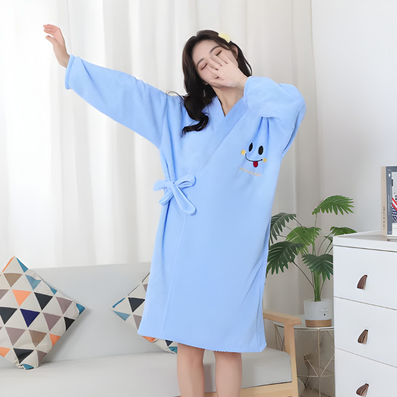 Áo Choàng Tắm HomeMate Lông Cừu San Hô Thêu Mặt Cười, Váy Tắm Tay Dài Siêu Thấm Hút Giữ Ấm Mùa Đông