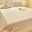 Khăn trải giường họa tiết hoa VN Polyester; Kích thước: Giường đơn, Giường siêu đơn, Giường lớn, Giường King, Giường siêu King; Bao gồm Vỏ nệm (Cadar) và Vỏ gối.