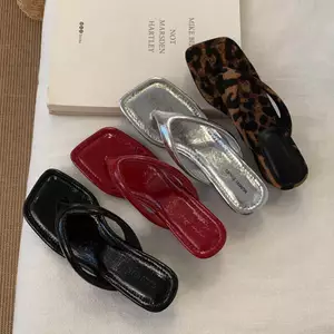 TT Phiên Bản Hàn Quốc Mũi Vuông Flip-Flops Nữ Mùa Hè Phù Hợp Với Giày Sandal Đế Dày Giày Đi Biển Bằng Sáng Chế Da Thời Trang Dép