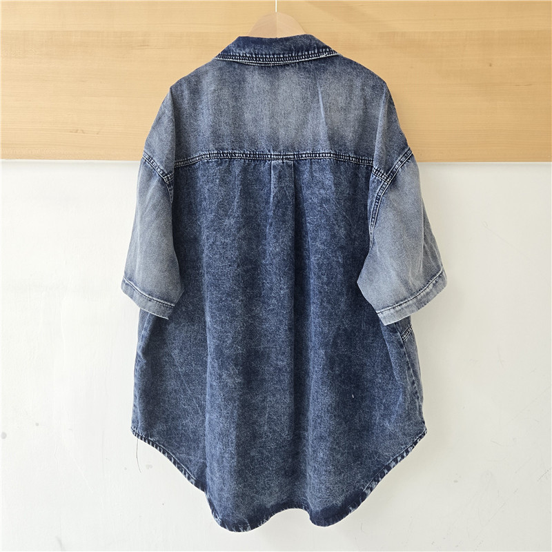 Dạo phố áo sơ mi nữ thời trang, họa tiết denim hoạt hình vui nhộn, phù hợp mùa hè