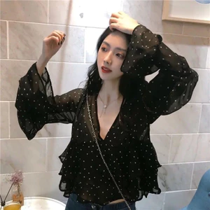 Áo sơ mi voan phong cách Hàn Quốc, họa tiết chấm bi, cổ chữ V, tay loe dáng rộng, mỏng nhẹ phù hợp mùa hè 2025