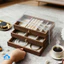 Hộp đựng trang sức ba tầng bằng gỗ óc chó, dung tích lớn, thiết kế dạng ngăn kéo, chống bụi.