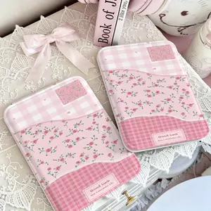 Gương gập mini trang điểm bỏ túi hoa nhỏ caro hồng trắng ngọt ngào dịu nhẹ