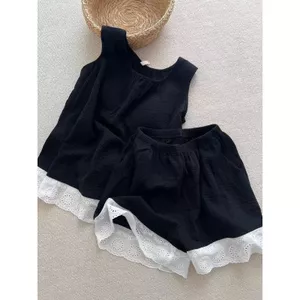 Áo vest không tay ren màu đen và quầnshort bộ đồ ngủ hai mảnh phù hợp mặc ở nhà