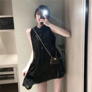 Đầm cổ tròn off-the-shoulder năm 2025 đính kim sa lấp lánh, thiết kế rộng rãi và ôm body, sang trọng không tay