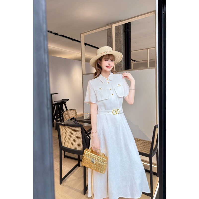 Một chiếc váy dài có ve áo, thắt lưng và eo Cinched
