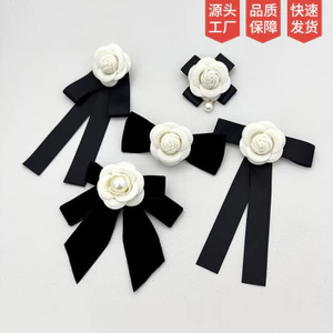 Phụ kiện cổ nơ họa tiết hoa camellia nhỏ màu be - QI Ba Chiều