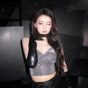 Áo corset sáng bóng thiết kế chia vai gợi cảm, phù hợp mặc mùa hè lễ hội âm nhạc