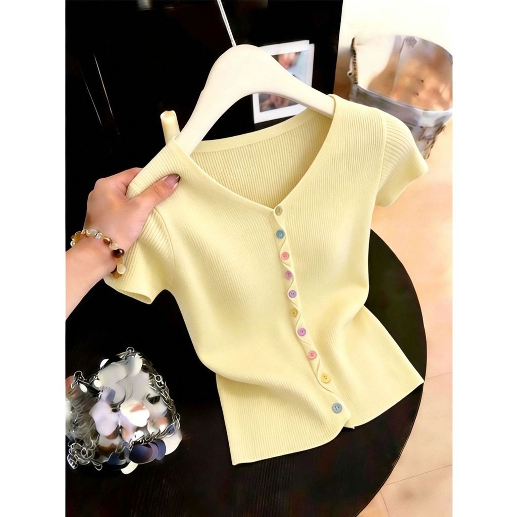 Mùa hè 2026 Áo thun dệt kim cổ chữ V phong cách Hàn Quốc, nút nhiều màu sắc, dáng slim-fit