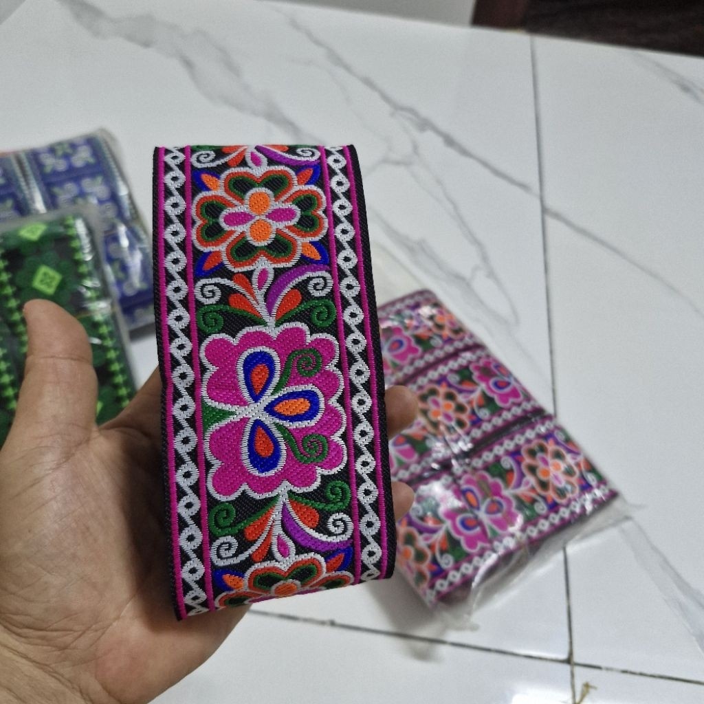 Thổ cẩm 7cm, dài từ 6,5m đến 10m tùy theo mẫu, dùng để may áo và làm mũ cho các dân tộc Hmông, Dao,Thái, Mường