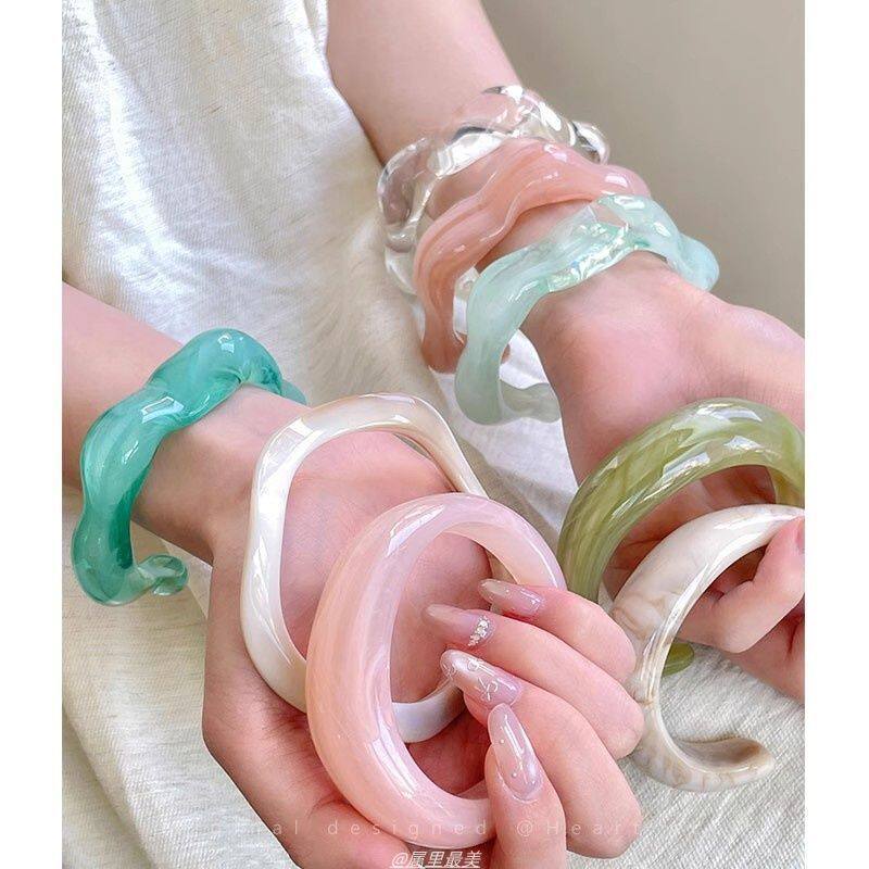 Vòng Tay Mở Hình Sóng Phong Cách Dopamine – Phụ Kiện Thời Trang Đa Năng Cho Nữ – Thiết Kế Mùa Hè Nổi Bật