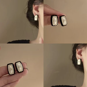 Bông tai hình học zircon và ngọc trai sang trọng, đơn giản, phù hợp người đi làm