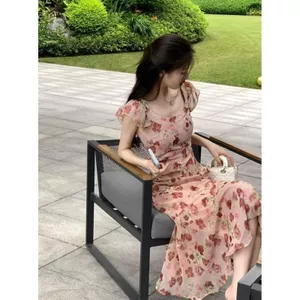 Đầm retro kiểu Pháp thiết kế slim-fit với họa tiết hoa, phù hợp mặc mùa hè