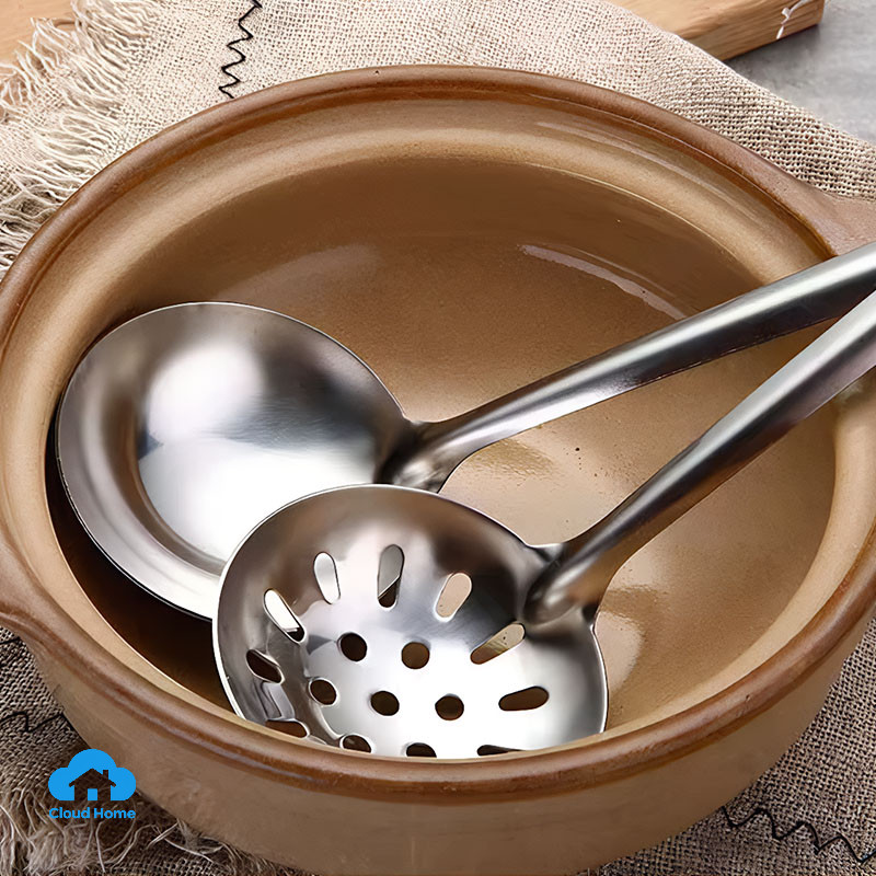 Dụng cụ nhà bếp bằng thép không gỉ cán dài, bền, chịu nhiệt.