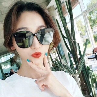 Kính râm gọng vuông sản xuất tại Hàn Quốc, kiểu dáng thời trang unisex, phù hợp cho cả nam và nữ, bảo vệ mắt.