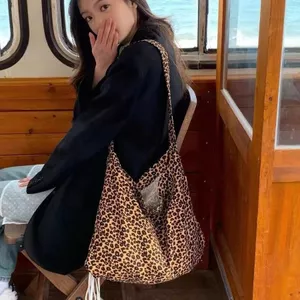 2024 Little Leopard Print Crossbody Phong Cách Phương Tây Canvas Sinh Viên Phù Hợp Với Túi Vải Đeo Ngang Rõ Ràng 26.4.27