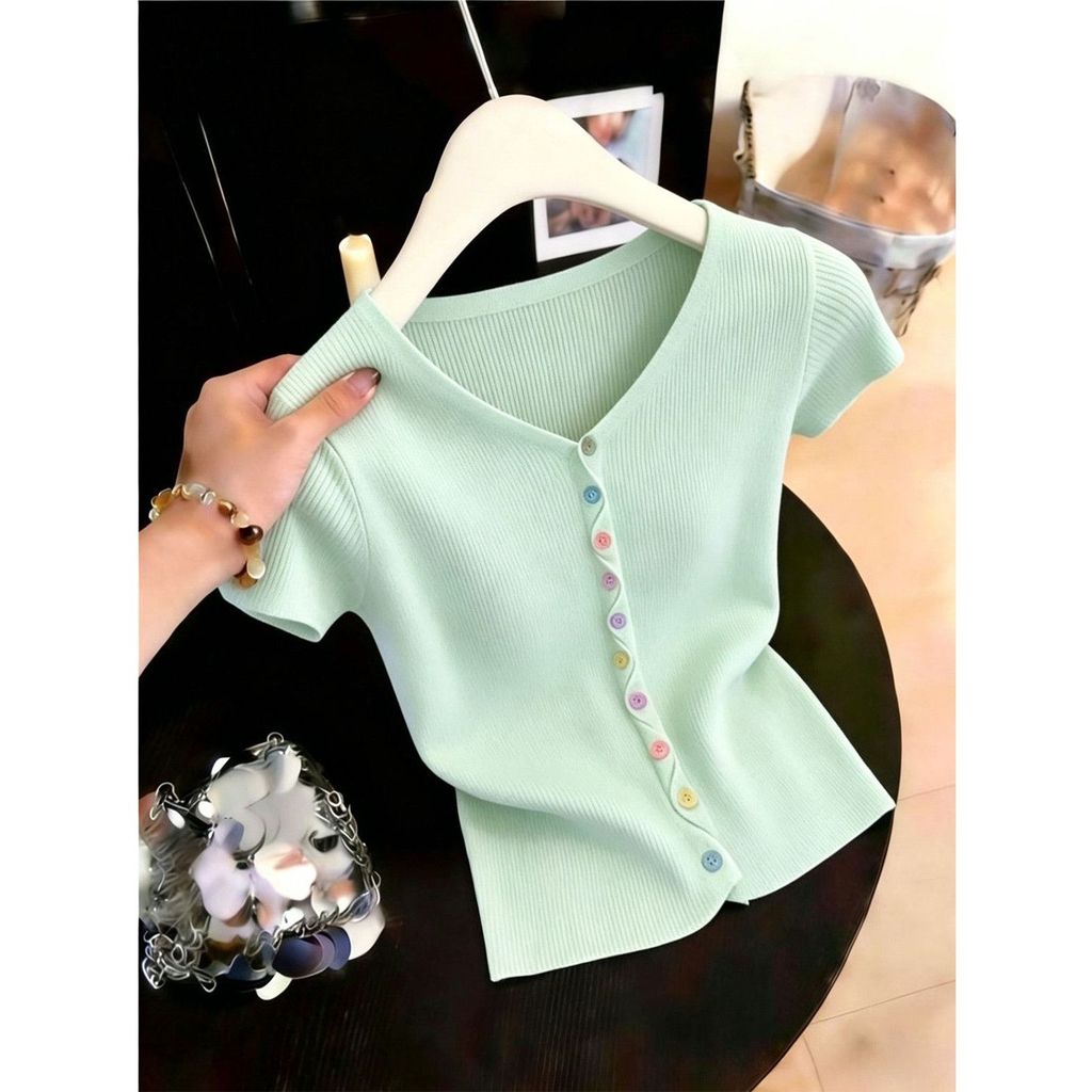 Mùa hè 2026 Áo thun dệt kim cổ chữ V phong cách Hàn Quốc, nút nhiều màu sắc, dáng slim-fit
