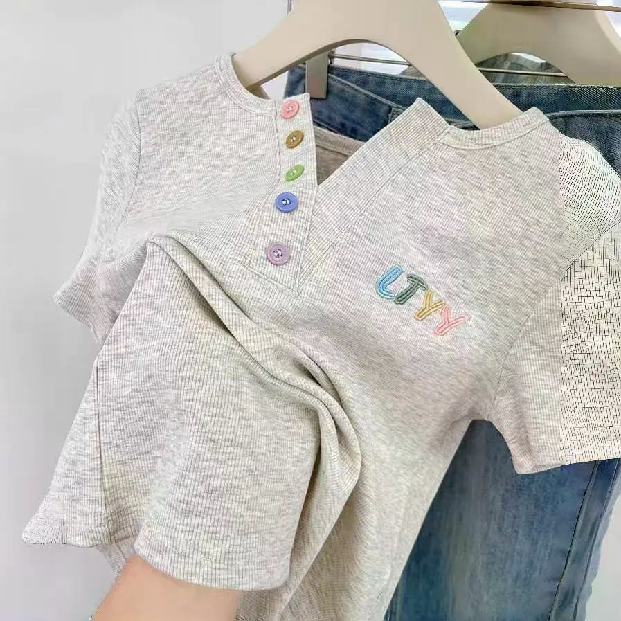 Áo thun nữ thêu cổ chữ V Vải lụa băng ngắn tay Kích thước lớn dáng rộng Slim Ins Xu hướng