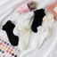 Tất nữ Gothic với frill đen, chất liệu ren trắng và cotton