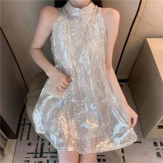 Đầm cổ tròn off-the-shoulder năm 2025 đính kim sa lấp lánh, thiết kế rộng rãi và ôm body, sang trọng không tay