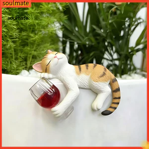 Linh hồn| Chống chịu thời tiết Trang trí sân vườn Sân thượng Tượng trang trí bằng nhựa dễ thương Tượng mèo cầm ly rượu Tượng mèo con nằm cho sân vườn Ban công trong nhà ngoài trời cho người trồng cây