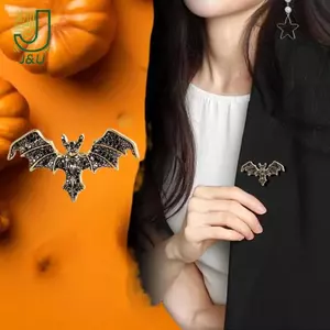 Bộ Áo Quần Thổ Cẩm Phong Cách Vintage Dễ Thương Với Hình Quỷ Dơi - Phụ Kiện Thời Trang Và Quà Tặng Perfect